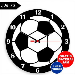 7. Jam dinding minimalis murah kayu motif bola sepak