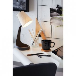 16. Lampu meja minimalis Ikea untuk melengkapi kamar yang chic