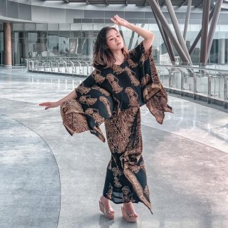 28. BATIK UNIVERSALKU - Setelan kebaya batik modern dan rok panjang rempel motif wayang