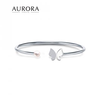 8. Aurora Italia Auroses Whimsical Butterfly & Pearl Bangle, Bikin Tampilan Terlihat Glamour