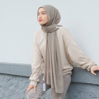 27. JINISO Earth Tone Pashmina Hijab Basic AURA, Mudah Dikenakan dalam Berbagai Acara