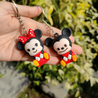 18. Gantungan Kunci Mickey & Minnie, Bisa Juga Untuk Hiasan Tas Wanita 