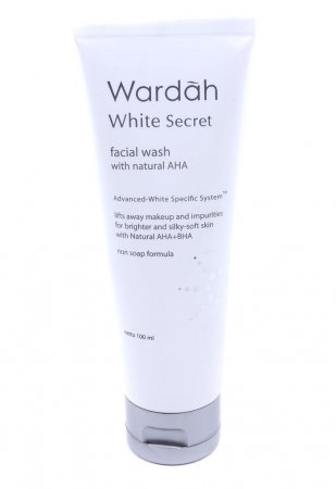 6. Wardah White Secret Facial Wash, Cepat Bersihkan Makeup dan Kulit Mati