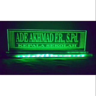 10. Plakat Nama Meja Akrilik untuk Dipakai di Kantor Baru