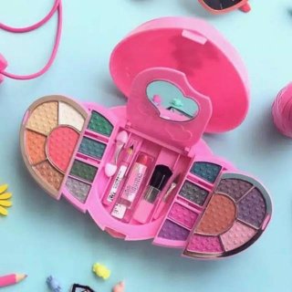 15.AMARA Magical Heart Make Up Anak Beauty Kit, Aman Digunakan Anak
