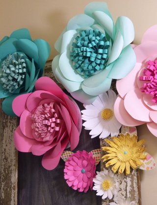 22. DIY Flower Paper Ukuran Jumbo untuk Dekorasi Rumah 