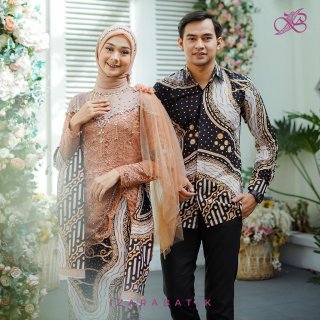 21. Zenia Mocca - Gaun Kebaya Batik Modern dengan Sampiran Kain Tile di Bahu