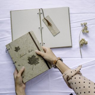 12. Buku Diary dengan Cover dari Kertas Daur Ulang yang Unik