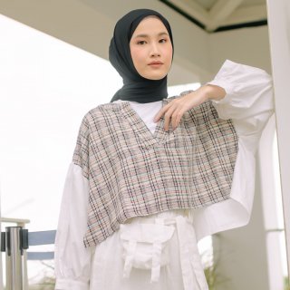 1. Lozy Hijab - Boona Blouse, Keren untuk Acara Kasual
