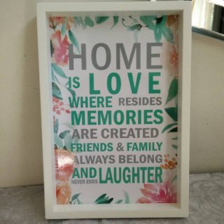 5. Hiasan Dinding Quote Home Love Uk 30x40 Frame Kayu, Simpel namun Berkesan Menarik
