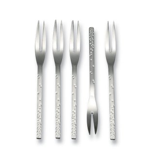 角度によってきらきらするフォーク。
上品な印象なので大人のカップルに。