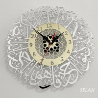 10. Jam Dinding Kaligrafi Arab Akrilik, Desain Elegan nan Menawan