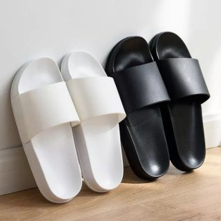 24. Sandal Couple yang Bisa Digunakan di Dalam Rumah