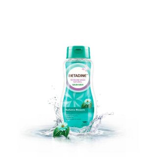 18. Betadine Feminine Wash Natural Radiance Blossom, Jaga Kebersihan dan Kesehatan Organ Intim