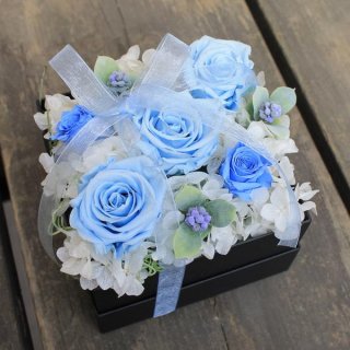 サムシングブルーが素敵♡
BOXに詰まった美しい花々
