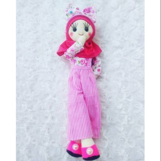 3. Boneka Sweety karakter aulia hijab warna pink