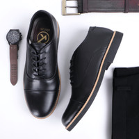 11. Sepatu Pria Kenzio Oxford 01 Black, dengan Sentuhan Garis Cokelat yang Berkarakter