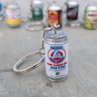 29. Gantungan Kunci Miniatur Minuman Kaleng, Menarik dan Unik