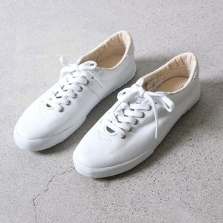 履くほどに馴染んでいく
レザースニーカーを
カッコ可愛く履きこなす