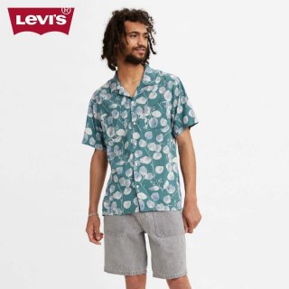 14. Levi's Men's Classic Camp Shirt, Motif Retro untuk Cuaca Tropis
