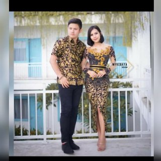30. Couple Motif Bakung Gold Kebaya Bali dengan Untaian Bunga Cantik