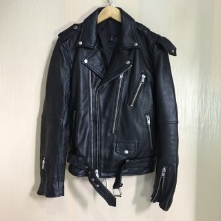 5. H&M Leather Jacket, Penyempurna Tampilan Trendi