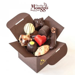 20.  Ballotin Gift Box yang Punya Banyak Variasi Cokelat