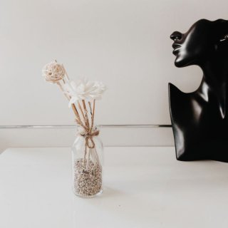10. Vas Bunga Bergaya Minimalis nan Cantik