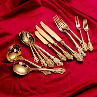 20. Set Peralatan Makan Emas ala Sultan yang Menggambarkan Keberuntungan