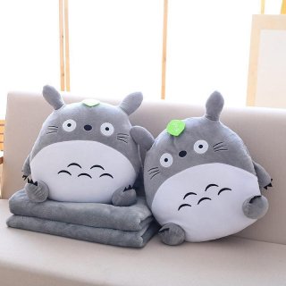 24. Bantal Totoro dengan Karakter yang Menggemaskan