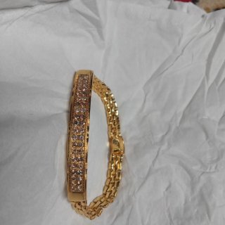 3. Gelang Berlian, Perhiasan Sempurna untuk Istri Tercinta