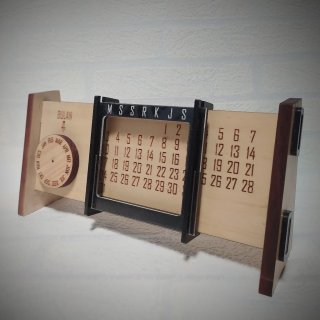 28. Kalender Kayu Unik Untuk Menambah Kesan Estetik Kamar ART 