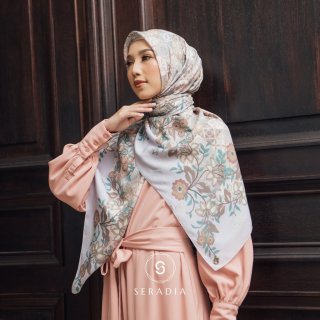 8. Seradia Hijab Segi Empat Syar'i Pitaloka Galina Claro, Motifnya Cantik dan Manis