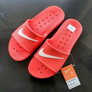 16. Nike Kawa Men's Shower Slide, Desain Sporty dan Fleksibel
