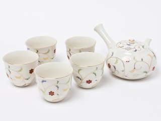 縁起のよい唐草模様の茶器で御祝い
