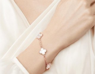 3. Van Cleef and Arpels Vintage Alhambra Bracelet 5 Motifs, Perhiasan Elegan Bukti Cinta Sejati