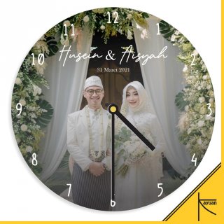 1. Jam Dinding Unik Custom Foto Hadiah Wedding, Momen Pernikahan Selalu Terkenang