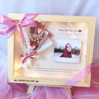 7. Birthday Gift flowers in frame tema pink, Unik dan Bisa jadi Pajangan di Kamar