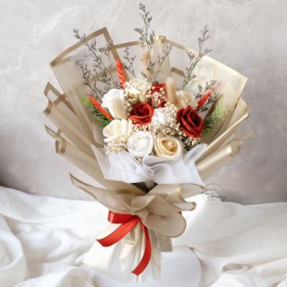 16. Buket Bunga Cantik Membuat Suasana Romantis 