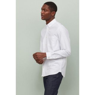 29. H&M Regular Fit Oxford Shirt, Desain Klasik dan Minimalis