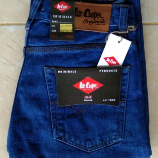 17. Celana Jeans Pria Reguler Basic Lee Coper, Nyaman dan Tak Mudah Luntur