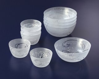 美しいレリーフが印象的なお皿。
料理上手の奥さんに。