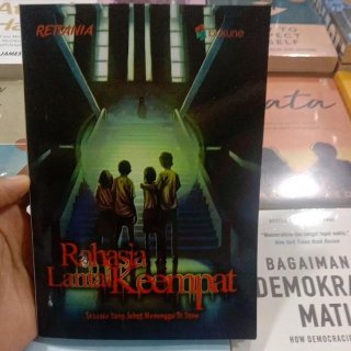 Buku Rahasia Lantai Keempat