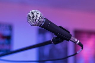 27. Mikrophone karaoke bluetooth WISTER WS 858 untuk teman yang hobi menyanyi