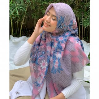 21. HARRAMU Laser Cut Hijab Segi Empat - Nessy Print Motif Orchid Ungu, Manis Desainnya