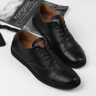 2. Monday Oxford Sepatu Pantofel Full Black, Hadiah Natal untuk Pacar yang Kerja Kantoran