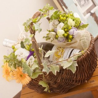 ワインと花のフラワーバスケットは、ワイン好きな方に
