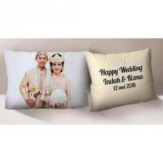 6. Bantal Foto Custom Tema Pernikahan, Mengingatkan Momen Indah Pernikahan