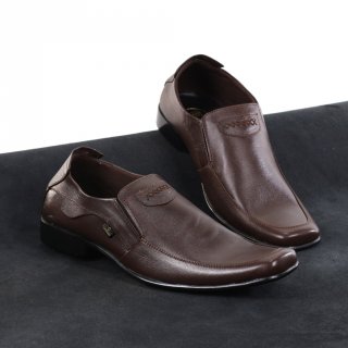 17. Cevany Sepatu Pantofel Pria Mendukung Tampilan Stylishnya ke Kantor