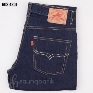 13. Celana Jeans Lea 603 untuk Pria, Bahan Denim Bikin Kece